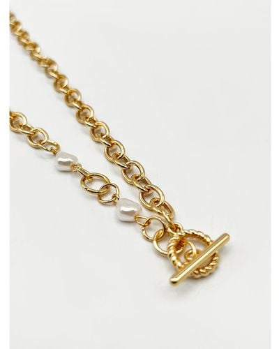 SVNX T Bar Gold Necklace With Coin And Pearl Details Iron - White