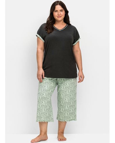 Sheego Schlafanzug mit Oversized-Shirt und 3/4-Hose - Grün