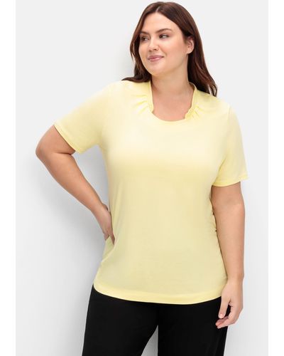 Sheego Shirt mit Faltenpartie am Stehkragen - Gelb