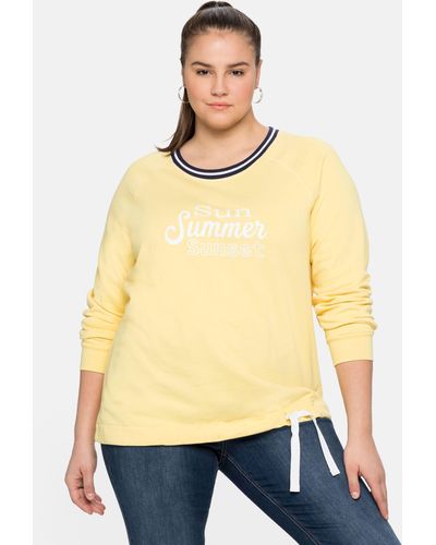 Sheego Sweatshirt mit Frontdruck und Kontrast-Rundhals - Gelb