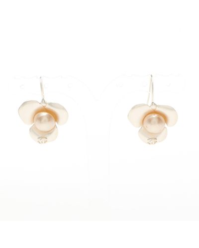 Chanel Earrings Fake Pearl Offsilver Flower Motif 00t - Metallic