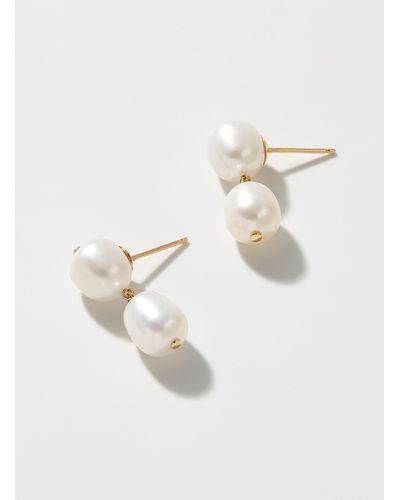 POPPY FINCH Pendant Pearls Earrings - White