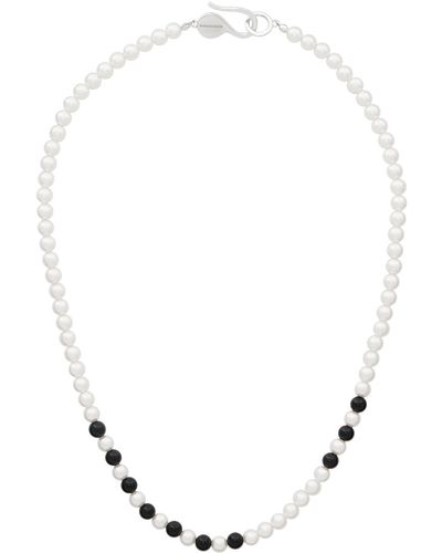 NUMBERING Collier #7733 blanc et noir à perles d'onyx et perles artificielles