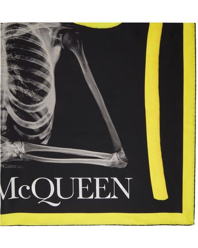 Alexander McQueen Foulard noir et jaune à image imprimée