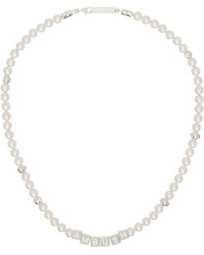 Ambush Collier argenté et blanc à perles artificielles et à breloques à logo