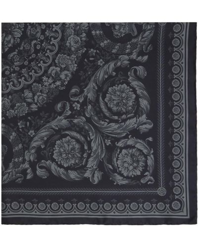 Versace Grand foulard noir en soie à motif baroque - Gris