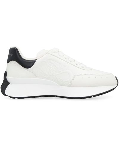 Alexander McQueen Sneakers basse bianche con linguetta logo - Bianco