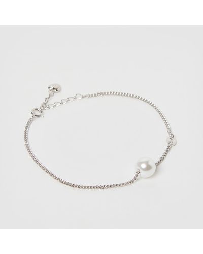 Izoa Delicate Freshwater Pearl Bracelet - Metallic