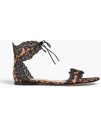 Gianvito Rossi Sandalen aus satin mit leopardenprint und spitzenbesatz - Mehrfarbig