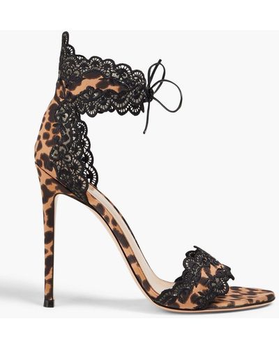 Gianvito Rossi Evie sandalen aus satin mit leopardenprint und spitzenbesatz - Mehrfarbig