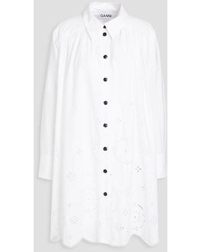 Ganni Gerafftes oversized-hemdkleid in minilänge aus bio-baumwolle mit lochstickerei - Weiß