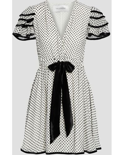 Valentino Garavani Kleid aus devoré-samt aus einer seidenmischung mit rüschen - Weiß