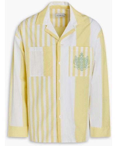 Maison Kitsuné Gestreiftes hemd aus baumwoll-seersucker mit print - Gelb