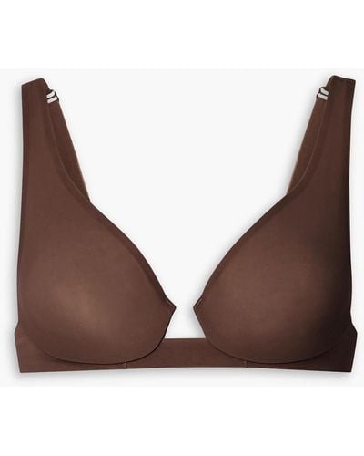 Skims Fits everybody scoop plunge bra in bronze 38C, Women's Fashion,  Undergarments & Loungewear on Carousell