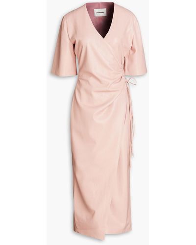 Nanushka Helisa gerafftes midi-wickelkleid aus veganem leder - Pink