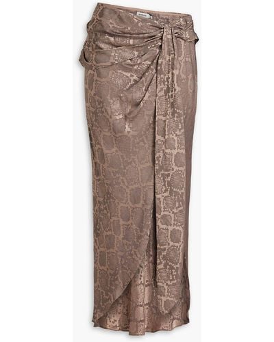 Jonathan Simkhai Elisabetta drapierter maxirock aus glänzendem jacquard mit schlangenprint - Braun