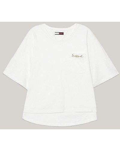 Tommy Hilfiger Boyfriend Fit T-Shirt mit TH-Monogramm-Kette - Weiß