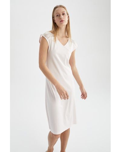 Defacto Fall in love – modales nachthemd mit v-ausschnitt und kurzen ärmeln in normaler bequemer passform - Weiß