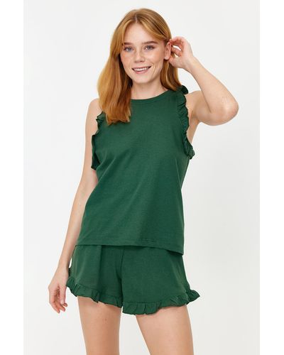 Trendyol Smaragdes, gestricktes pyjama-set aus 100 % baumwolle mit rüschen und detaillierten tanktops und shorts - Grün