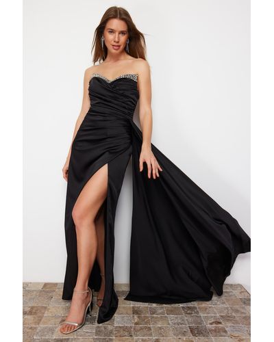 Trendyol Langes, gewebtes, elegantes abendkleid mit en steinaccessoires und detailliertem ausschnitt - Schwarz