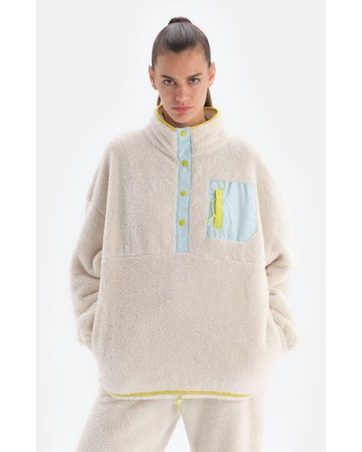Dagi Farbenes plüsch-sweatshirt mit taschendetails - Natur