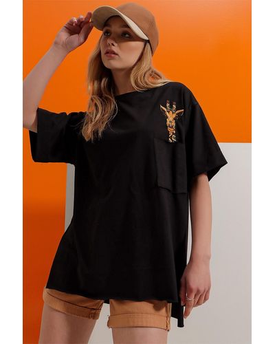 Trend Alaçatı Stili Es t-shirt mit rundhalsausschnitt und giraffen-stickerei, doppelärmelig, lasergeschnitten, oversize-t-shirt - Schwarz