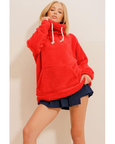 Trend Alaçatı Stili Es plüsch-sweatshirt mit stehkragen und kängurutasche - Rot