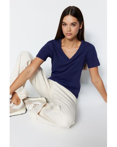 Trendyol Marineblaues basic-strick-t-shirt mit v-ausschnitt aus 100 % baumwolle