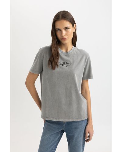 Defacto Bedrucktes kurzarm-t-shirt mit rundhalsausschnitt und normaler passform und wateffekt in washer - Grau