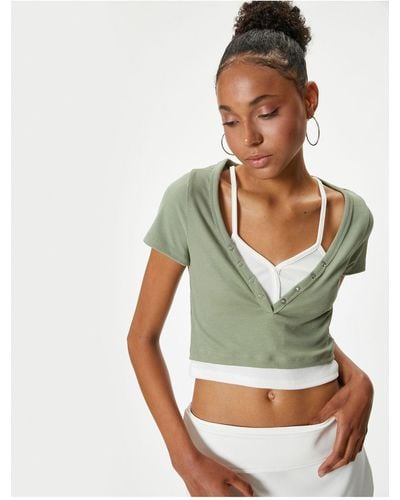 Koton Crop-t-shirt mit v-ausschnitt und camisole-muster – geknöpft, kurze ärmel - Grün