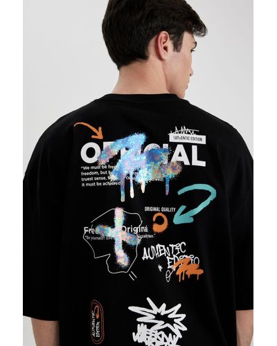 Defacto Locker geschnittenes, kurzärmliges t-shirt mit rundhalsausschnitt und rückenaufdruck b8949ax24sm - Schwarz
