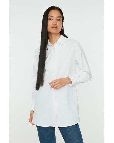 Trendyol Es hemd aus gewebter baumwolle mit versteckter knopfleiste - Weiß