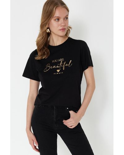Trendyol Es strick-t-shirt mit slogan-aufdruck, 100 % baumwolle, reguläre passform, - Schwarz