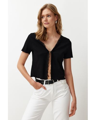 Trendyol E v-ausschnitt-bluse aus stretch-strick mit spitzendetail aus baumwolle - Schwarz