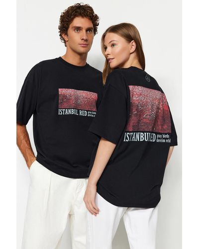 Trendyol Es unisex-strick-t-shirt mit devrim-erbil-print in übergröße - s - Schwarz