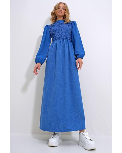 Trend Alaçatı Stili Es gewebtes kleid mit gehäkeltem stehkragen, geflochtenem reißverschluss auf der rückseite - Blau