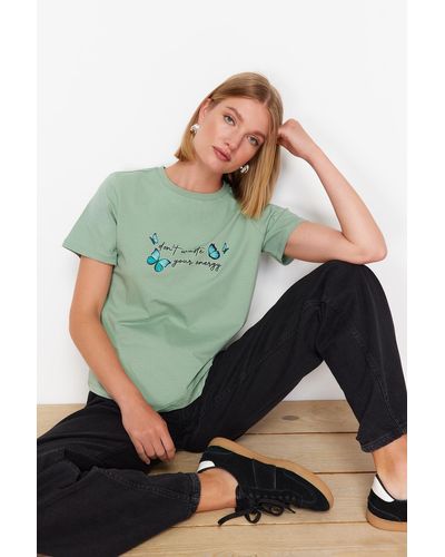 Trendyol Mintes bedrucktes kurzarm-strick-t-shirt mit normaler/normaler passform - Grün