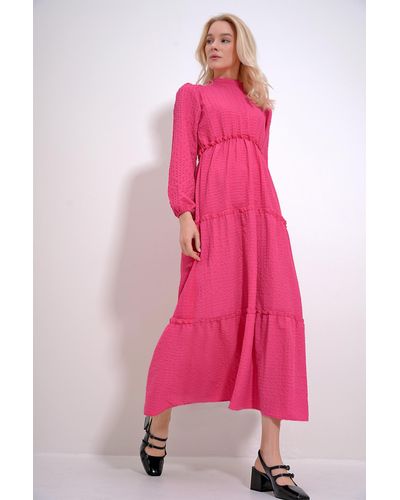 Trend Alaçatı Stili Kleid in fuchsia mit stehkragen und rüschen, detaillierten ballonärmeln und selbststrukturierter struktur - Pink