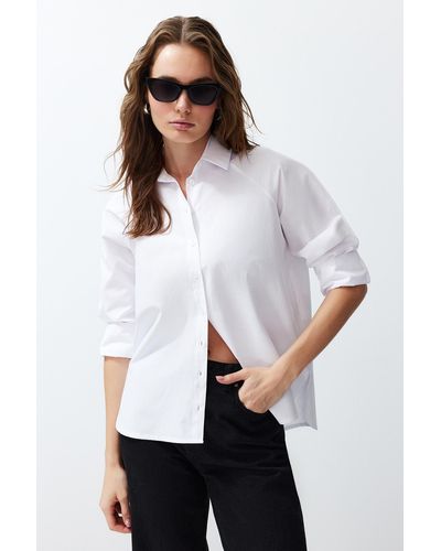 Trendyol Farbenes hemd aus baumwollgewebe mit foliendruck auf der rückseite - Weiß