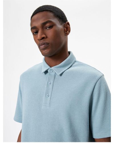 Koton Strukturiertes kurzarm-t-shirt mit kragen – knopfdetail - Blau