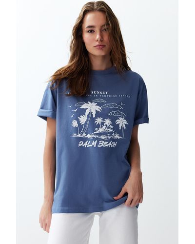 Trendyol Indigoes, übergroßes/weites strick-t-shirt mit rundhalsausschnitt und querformat-aufdruck - Blau