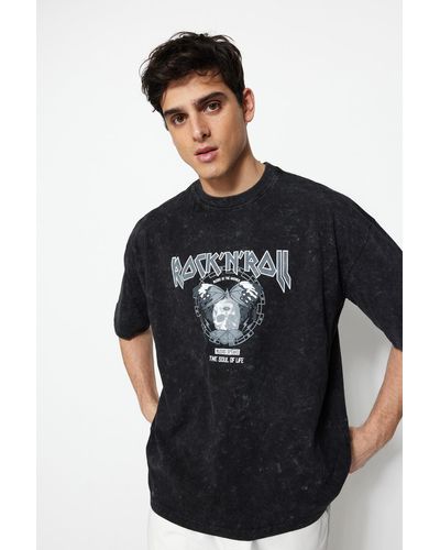 Trendyol Es, übergroßes/weites t-shirt mit distressed/bellem effekt-rock-print aus 100 % baumwolle - xl - Schwarz