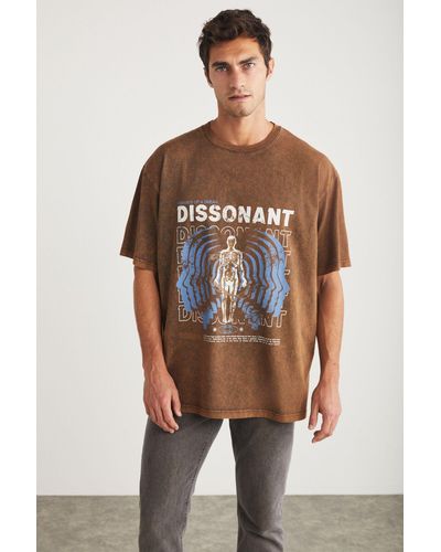 Grimelange Boris t-shirt , rundhalsausschnitt, 100 % baumwolle, aufdruck detailliert, verwaschenes - Braun