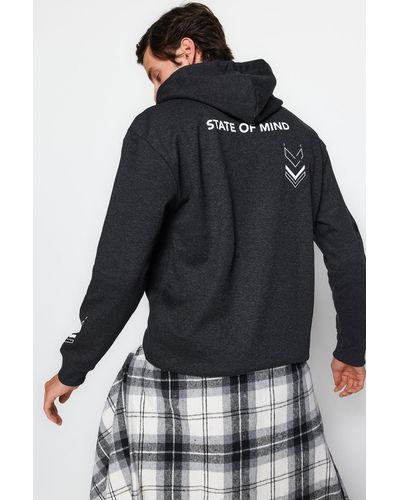 Trendyol Anthrazitfarbenes sweatshirt mit entspanntem/bequemem schnitt und textdruck auf der innenseite aus fleece - Schwarz