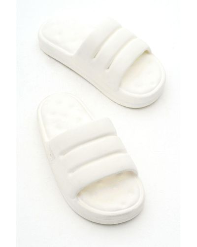 Tonny Black E, bequeme slipper aus eva mit offener vorderseite und geschnittenem modell - Weiß