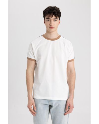 Defacto T-shirt mit rundhalsausschnitt und kurzen ärmeln in normaler passform c2563ax24sm - Weiß