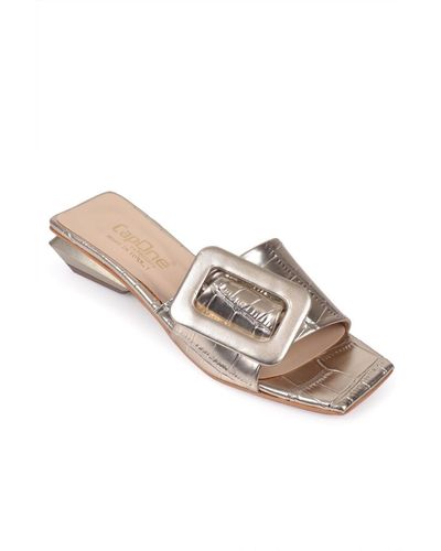 Capone Outfitters Capone buckle hausschuhe mit kurzem absatz in gold - Mehrfarbig