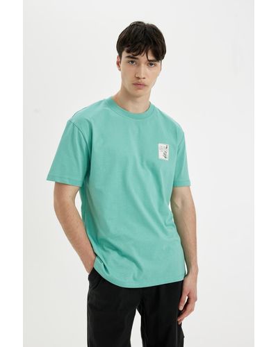 Defacto Bedrucktes t-shirt mit rundhalsausschnitt und normaler passform - Grün