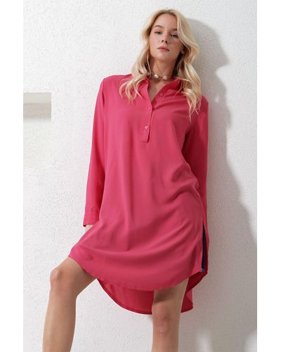 Trend Alaçatı Stili Fuchsiafarbene, lange gewebte tunika mit hemdkragen und halber knopfleiste - Rot