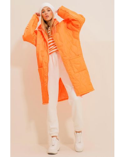 Trend Alaçatı Stili Farbener langer puffermantel mit doppelter tasche vorne und doppeltem reißverschluss - Orange
